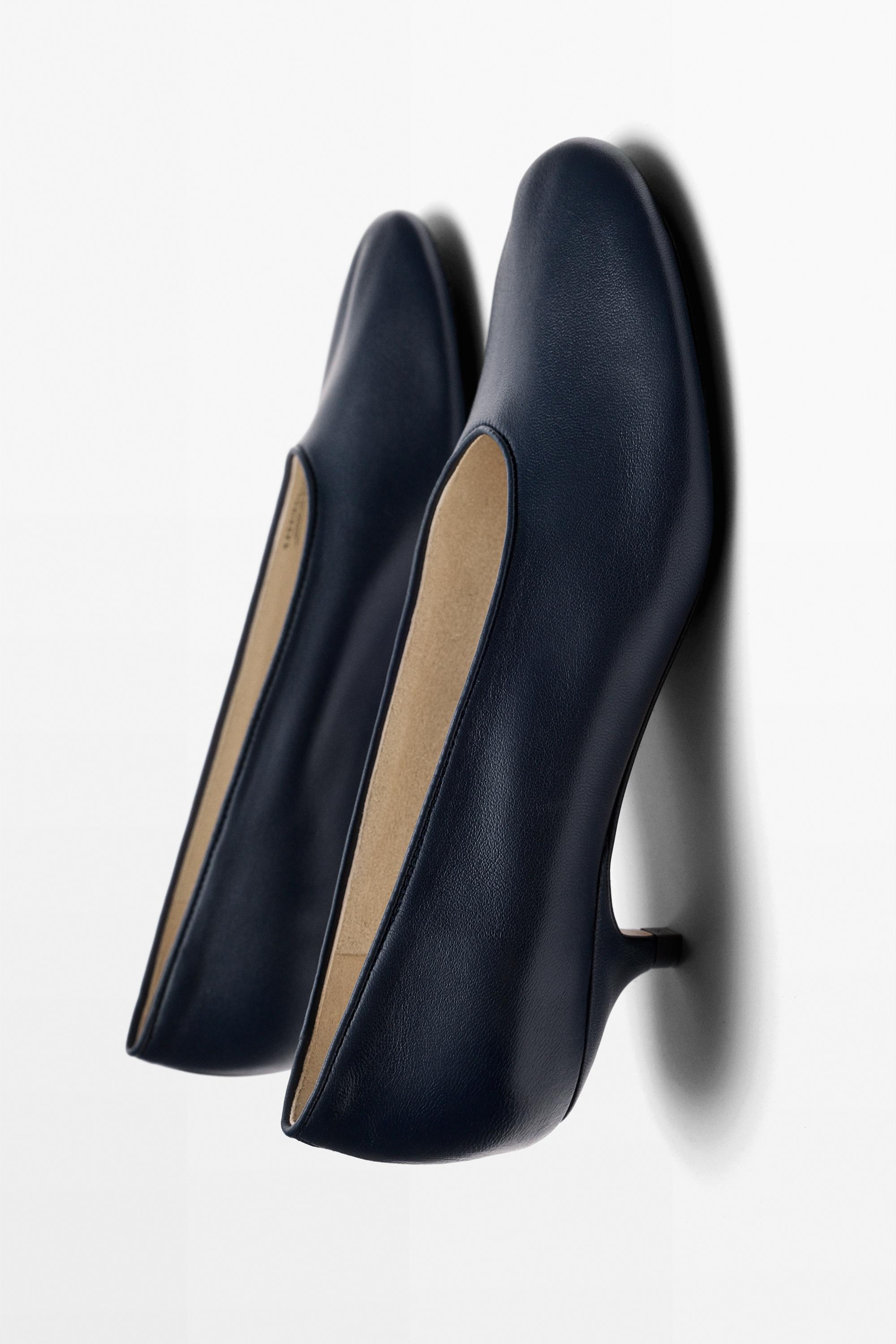 Soft leather heel shoes